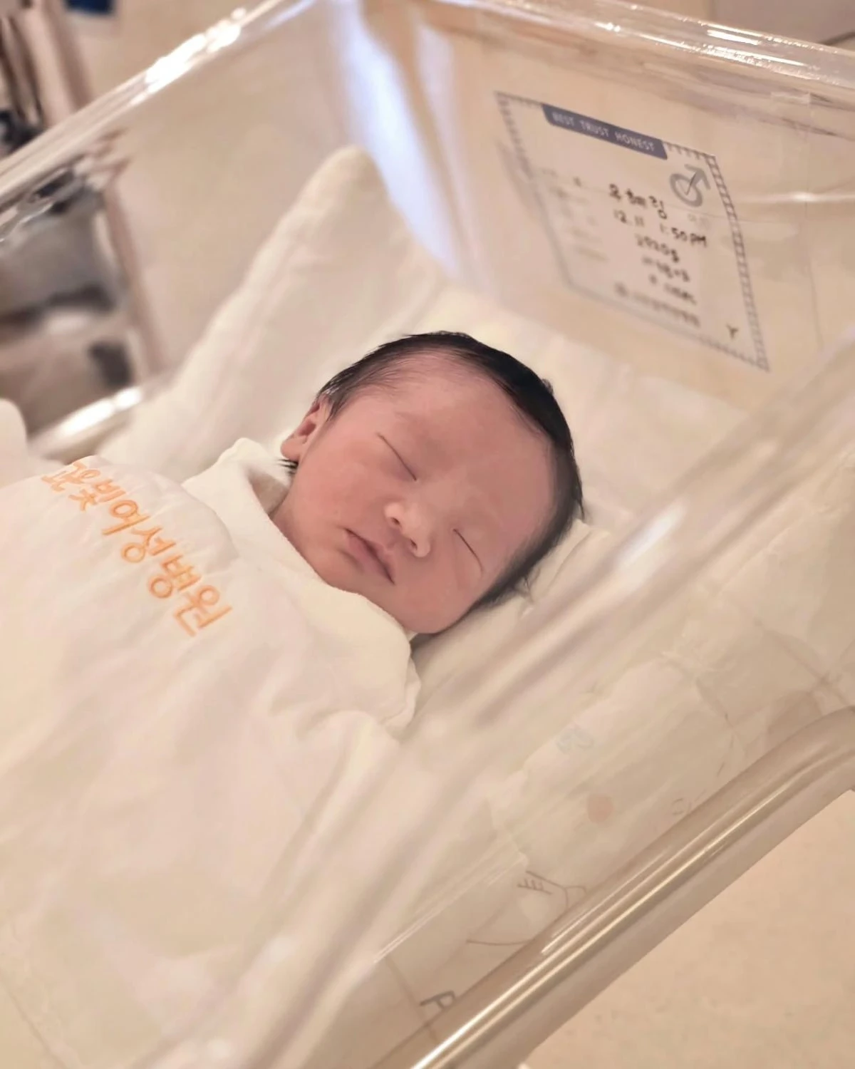 Belle Girlberry khoe bụng bầu 9 tháng, quẩy cực sung trên sân khấu - Hình 4