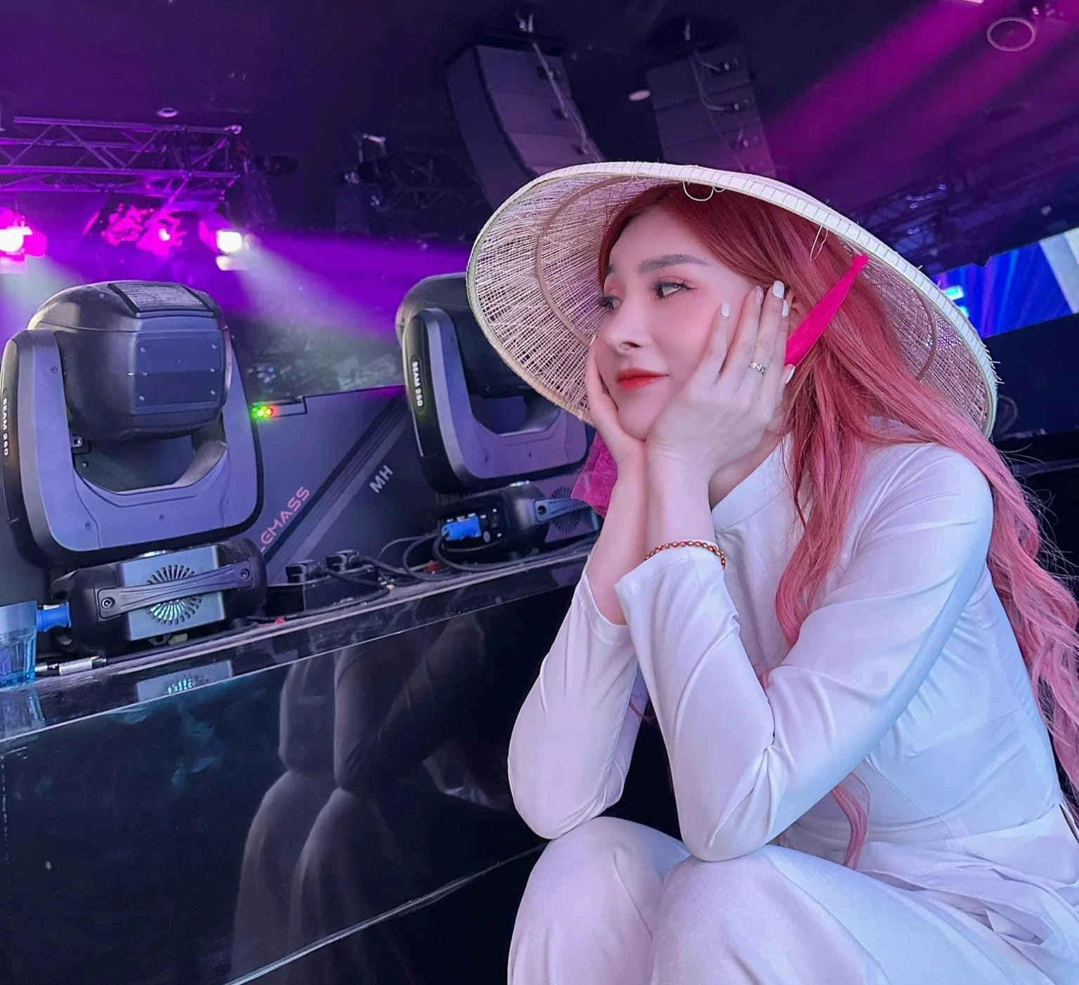 DJ T Tina tự hào mang áo dài vươn tầm quốc tế, khán giả sục sôi vì hình ảnh lạ - Hình 5
