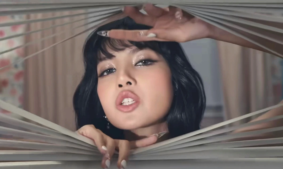 Lisa ăn mừng thất bại New Woman, hồn nhiên đăng clip gây ná thở đêm Noel? - Hình 3