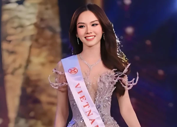 Hoa hậu Việt đại náo quốc tế, vướng tranh cãi gay gắt, dân tình đặt câu hỏi? - Hình 4