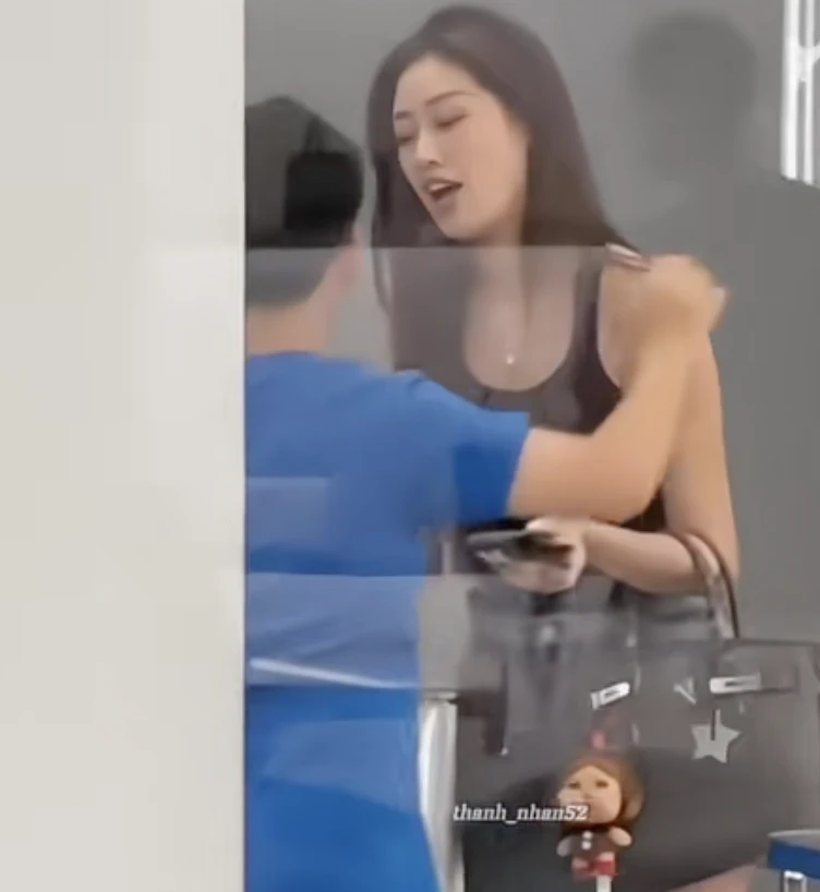 Khánh Vân bị quay lén với con riêng của chồng, thái độ lộ rõ qua camera giấu kín - Hình 1