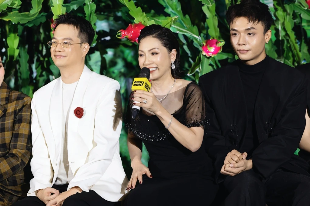 Hồng Đào hôn hồng hài nhi, vợ đối phương có thái độ không thể sốc hơn - Hình 5