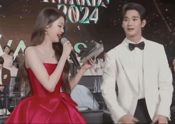 Jang Wonyoung bị chị gái nuốt chửng khi chung khung hình, xấu hổ 1 điều - Hình 9