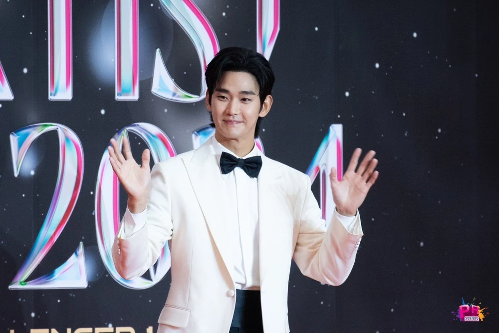Kim Soo Hyun công khai tỏ tình Kim Ji Won, tặng Dispatch một cú lừa cực gắt? - Hình 2
