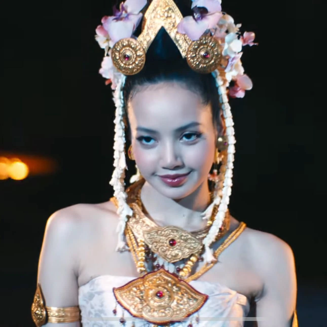 Lisa (BLACKPINK) hớ hênh, diện đồ ngắn cũn cỡn gây nhức mắt, bị dập tan nát - Hình 6