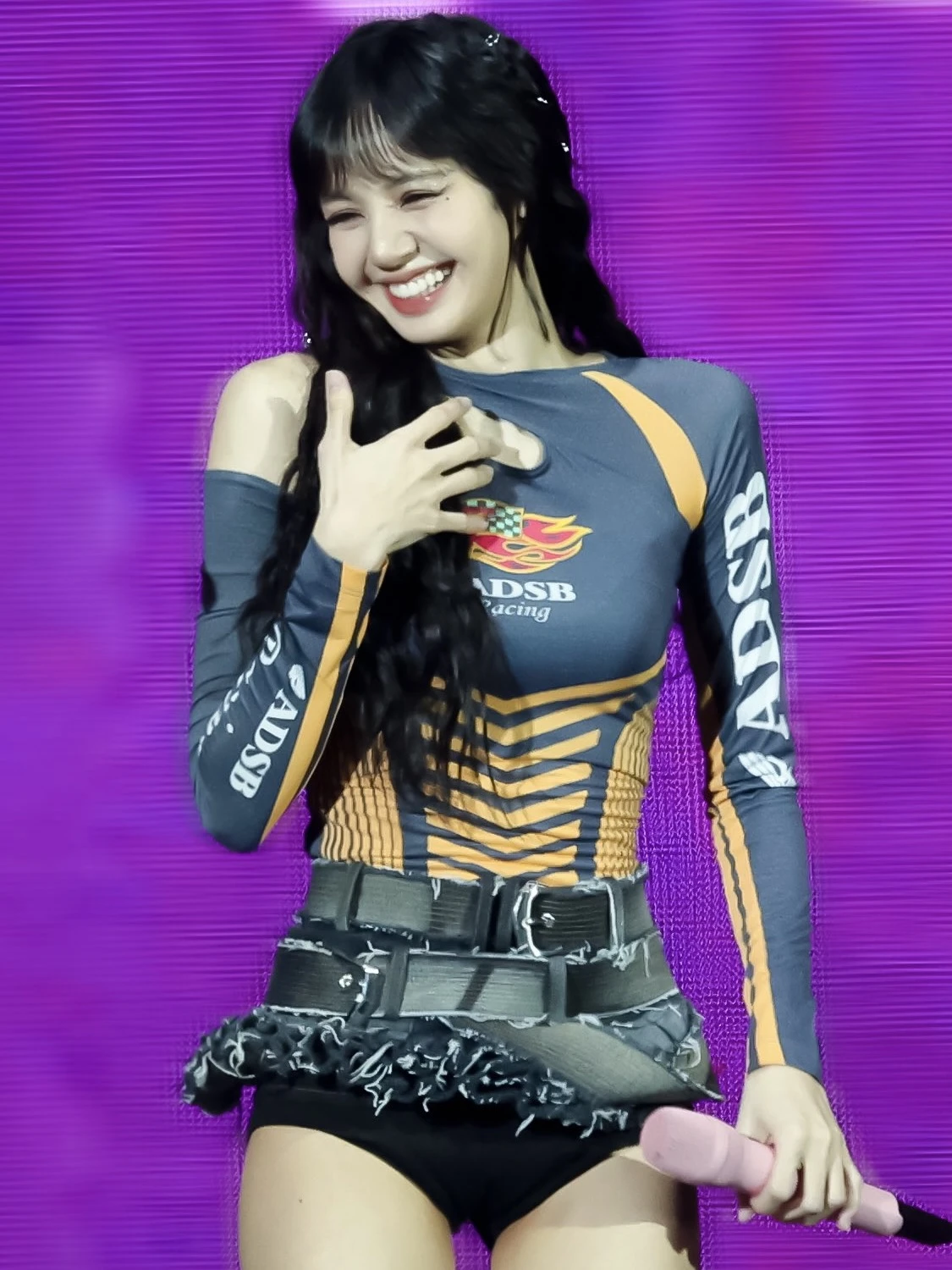 Lisa (BLACKPINK) hớ hênh, diện đồ ngắn cũn cỡn gây nhức mắt, bị dập tan nát - Hình 3