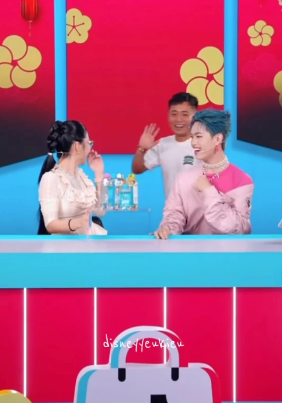 Quang Linh công khai hôn đồng giới 1 ca sĩ trước hàng nghìn người, ngại đỏ mặt - Hình 2