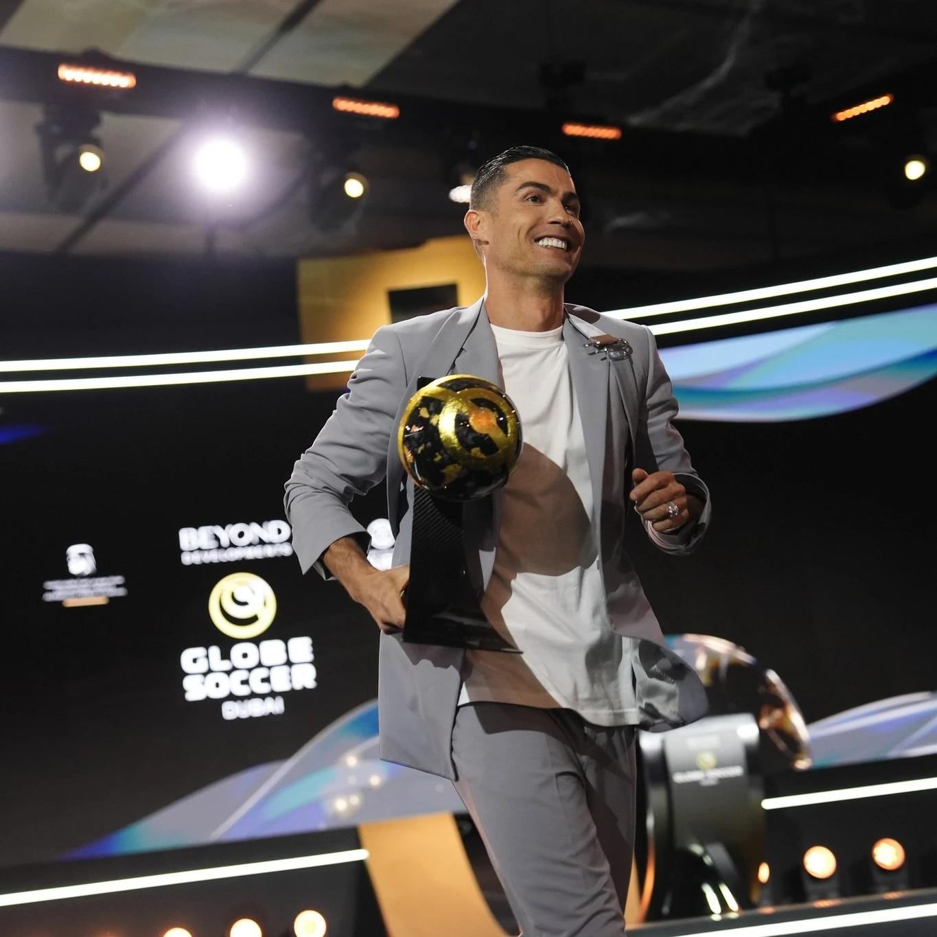 Ronaldo giành 2 Quả bóng vàng liền chê giải Pháp, con trai cả giật spotlight - Hình 1
