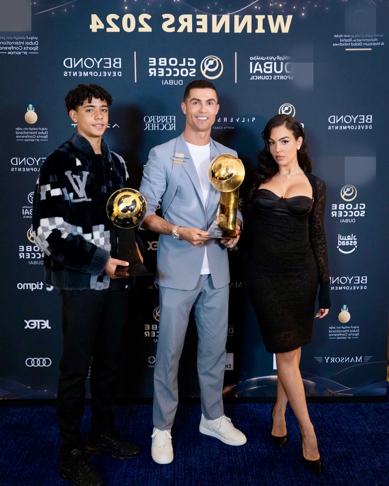 Ronaldo giành 2 Quả bóng vàng liền chê giải Pháp, con trai cả giật spotlight - Hình 4