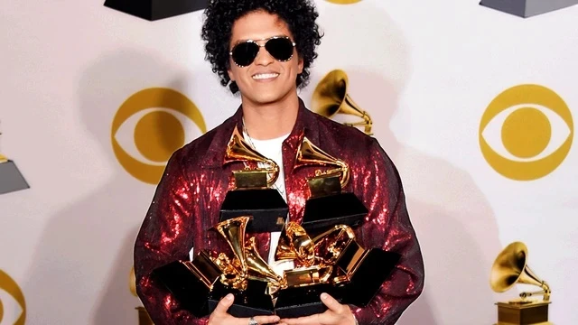 Bruno Mars lộ bí mật giấu kín, không dám bỏ mũ vì điều khó nói, fan nghe tá hỏa - Hình 6