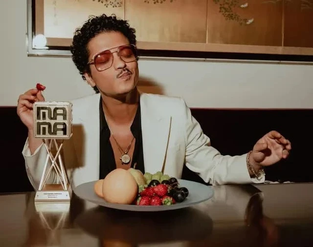 Bruno Mars lộ bí mật giấu kín, không dám bỏ mũ vì điều khó nói, fan nghe tá hỏa - Hình 3