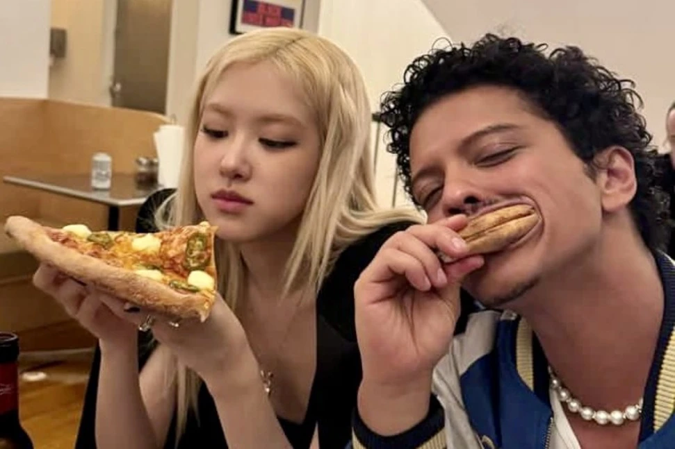 Rosé nghi say nắng, Bruno Mars rỉ vào tai 1 câu, liền hôn bạo gây choáng? - Hình 6