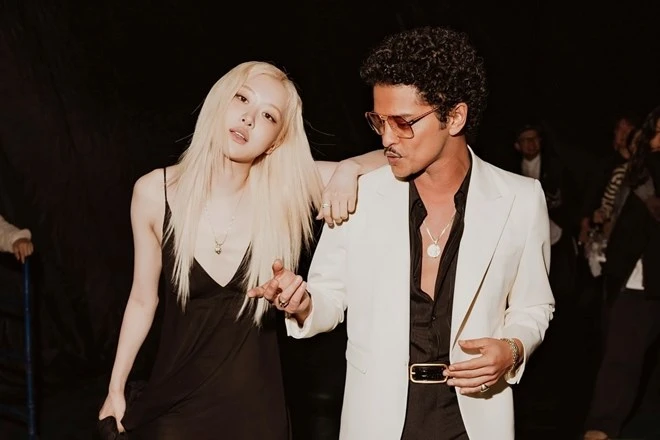 Rosé nghi say nắng, Bruno Mars rỉ vào tai 1 câu, liền hôn bạo gây choáng? - Hình 7