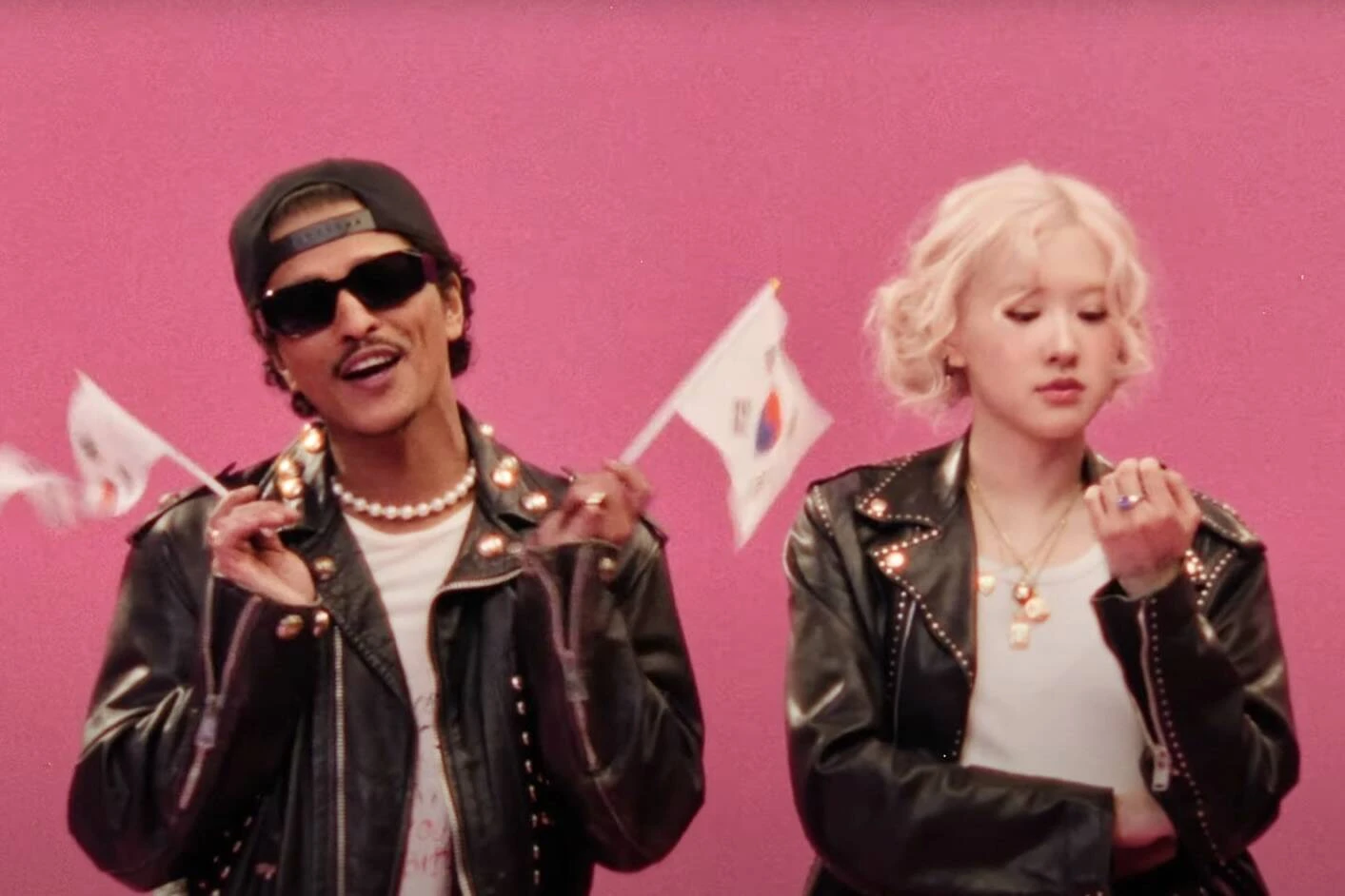 Rosé nghi say nắng, Bruno Mars rỉ vào tai 1 câu, liền hôn bạo gây choáng? - Hình 2