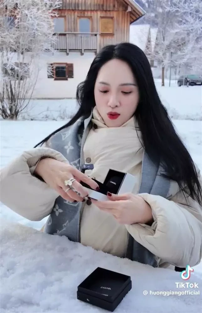 Hoa hậu Hương Giang được bạn trai kém tuổi cầu hôn, gật đầu đồng ý? - Hình 1