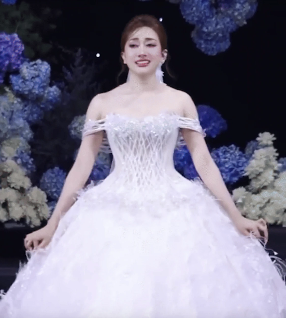 Phương Lan rộ clip mặc váy cưới sau ly dị Phan Đạt, nghẹn ngào kìm nước mắt - Hình 2