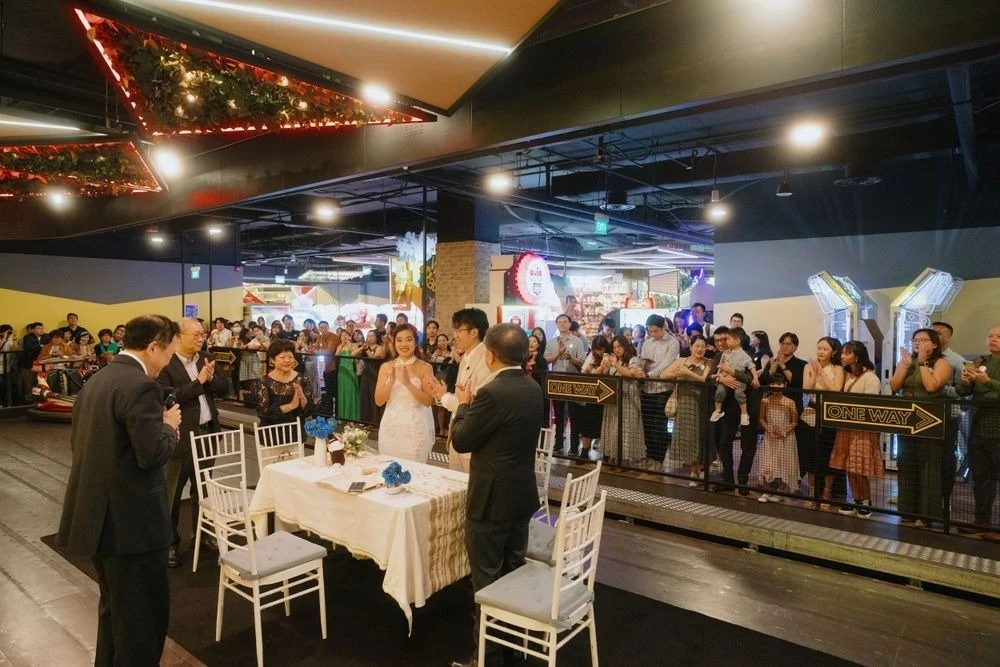 Cặp đôi bỏ 400 triệu làm đám cưới, chỉ để khách mời gắp thú, chơi xe điện đụng? - Hình 6