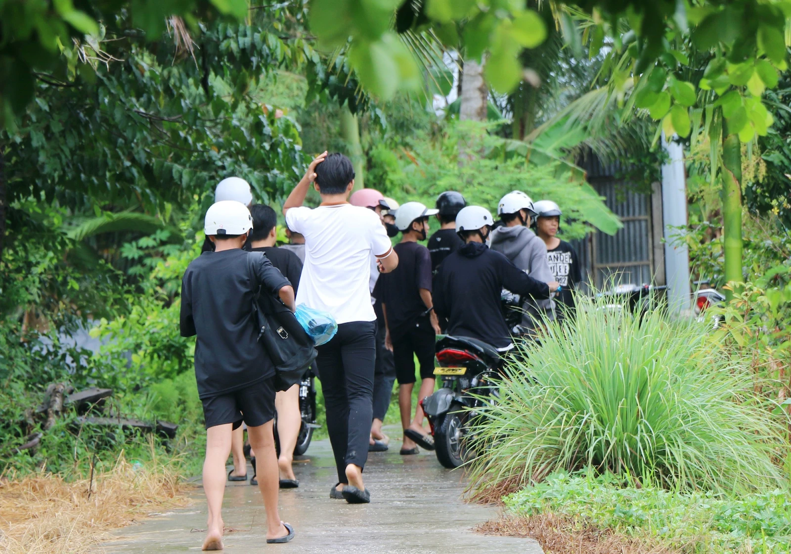 Ba Lê Tuấn Khang phát biểu quá sợ trước dòng người đổ về, tiến hành làm rào ngăn - Hình 2