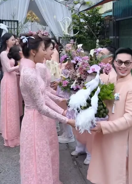 Chồng Khánh Vân dẫn con riêng đến lễ cưới, thái độ thế nào với mẹ kế? - Hình 3