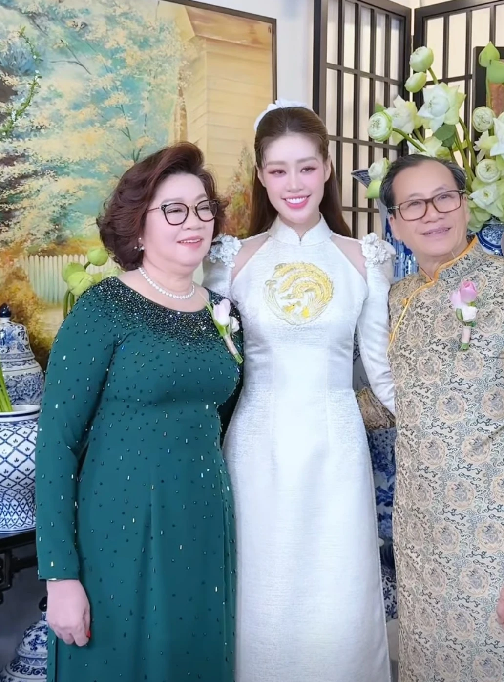 Lễ ăn hỏi Khánh Vân: Cô dâu khóc nức nở, chú rể lộ biểu cảm, hành động ngỡ ngàng - Hình 1