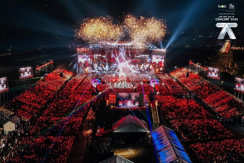 Concert Anh trai ở Hà Nội: Fan đu rào giữ chỗ, 4 giờ sáng la liệt trước SVĐ - Hình 3