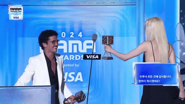 Rosé đắm đuối với trai lạ, phản Bruno Mars, bị dằn mặt 1 câu cực gắt? - Hình 3