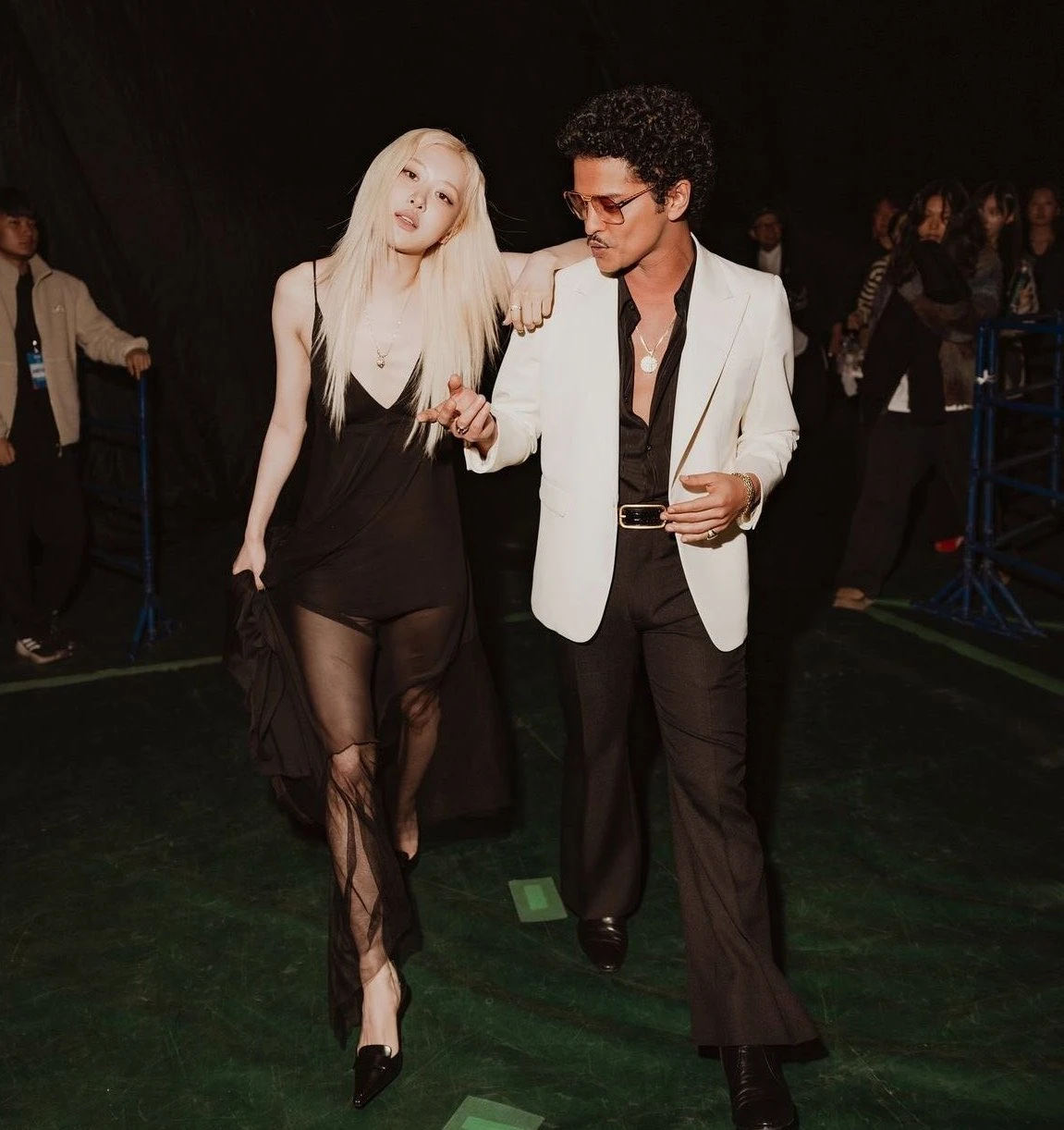 Rosé đắm đuối với trai lạ, phản Bruno Mars, bị dằn mặt 1 câu cực gắt? - Hình 4