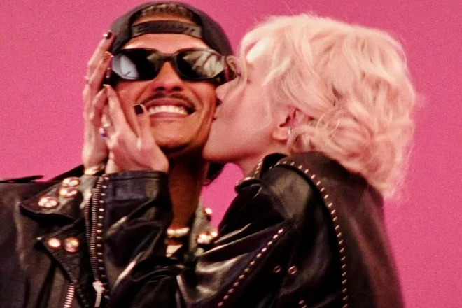 Rosé đắm đuối với trai lạ, phản Bruno Mars, bị dằn mặt 1 câu cực gắt? - Hình 2
