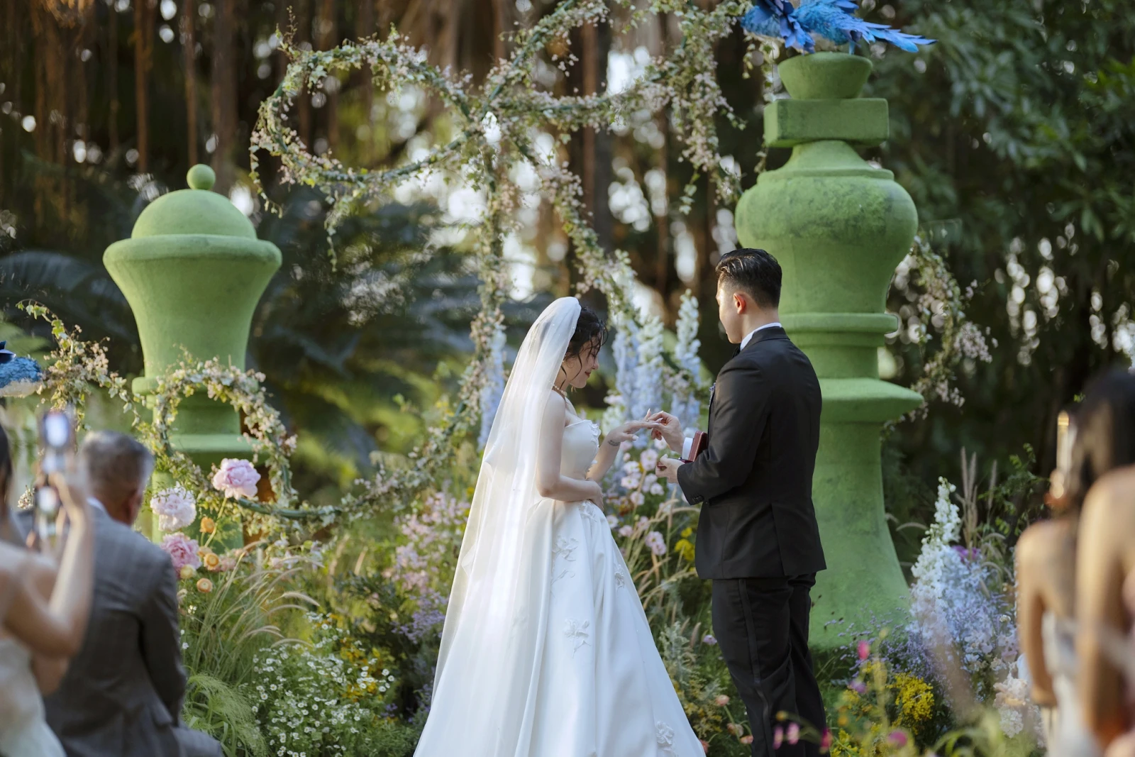 Đám cưới Thái Trinh: Cảm động lời thề nguyện của dâu rể, dàn sao sụt sùi khóc - Hình 7