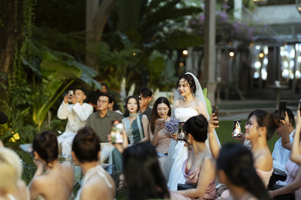 Đám cưới Thái Trinh: Cảm động lời thề nguyện của dâu rể, dàn sao sụt sùi khóc - Hình 2