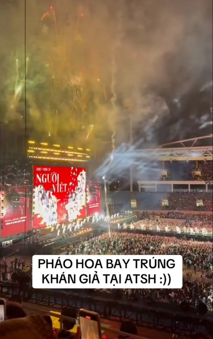 Concert Anh Trai Say Hi: fan VIP 20 triệu ăn mì gói, cảnh WC gây ngượng? - Hình 2