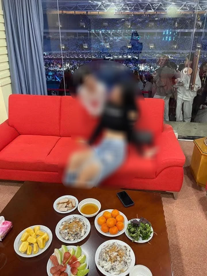 Concert Anh Trai Say Hi: fan VIP 20 triệu ăn mì gói, cảnh WC gây ngượng? - Hình 4