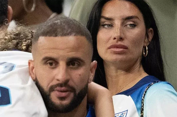 Vợ Kyle Walker thị uy đòi ly dị, lộ điểm lạ ở ngón áp út tố ngược chính chủ? - Hình 3