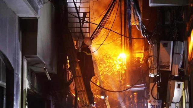 Khuong Ha apartment fire: 7 people involved revealed, prosecuted? - Photo 4