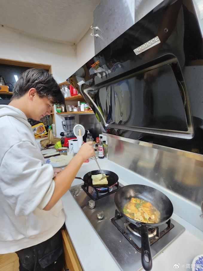 Con trai Cung Lâm Na - ca sĩ cưng Chi Pu nhất Đạp gió: Soái ca lai, không xô bồ - Hình 4