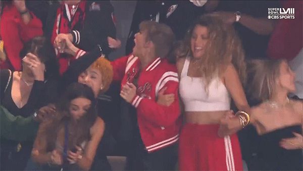 Taylor Swift gây sốt khi hôn bạn trai mừng vô địch Super Bowl, ngờ đâu video sầu nữ nước Mỹ bị đẩy ngã lại được bàn tán nhiều hơn - Hình 3