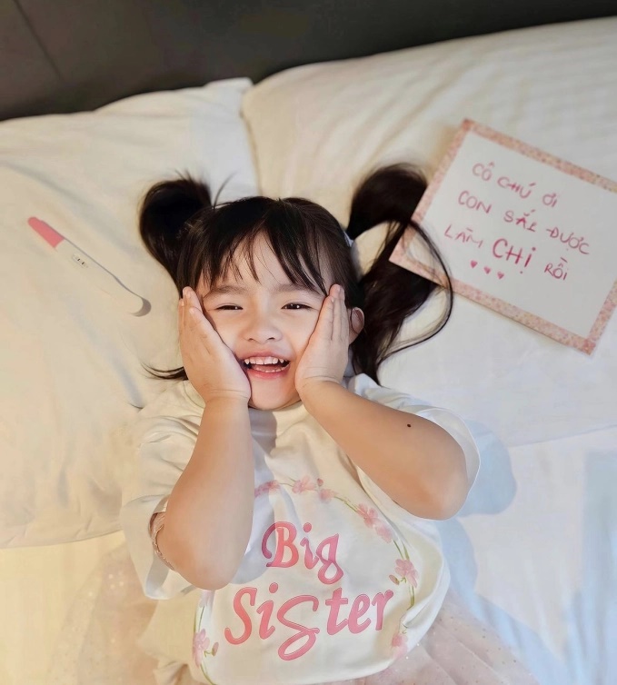 Con gái Đông Nhi báo tin mẹ có em bé, biểu cảm được lên chức của cực đáng yêu - Hình 2