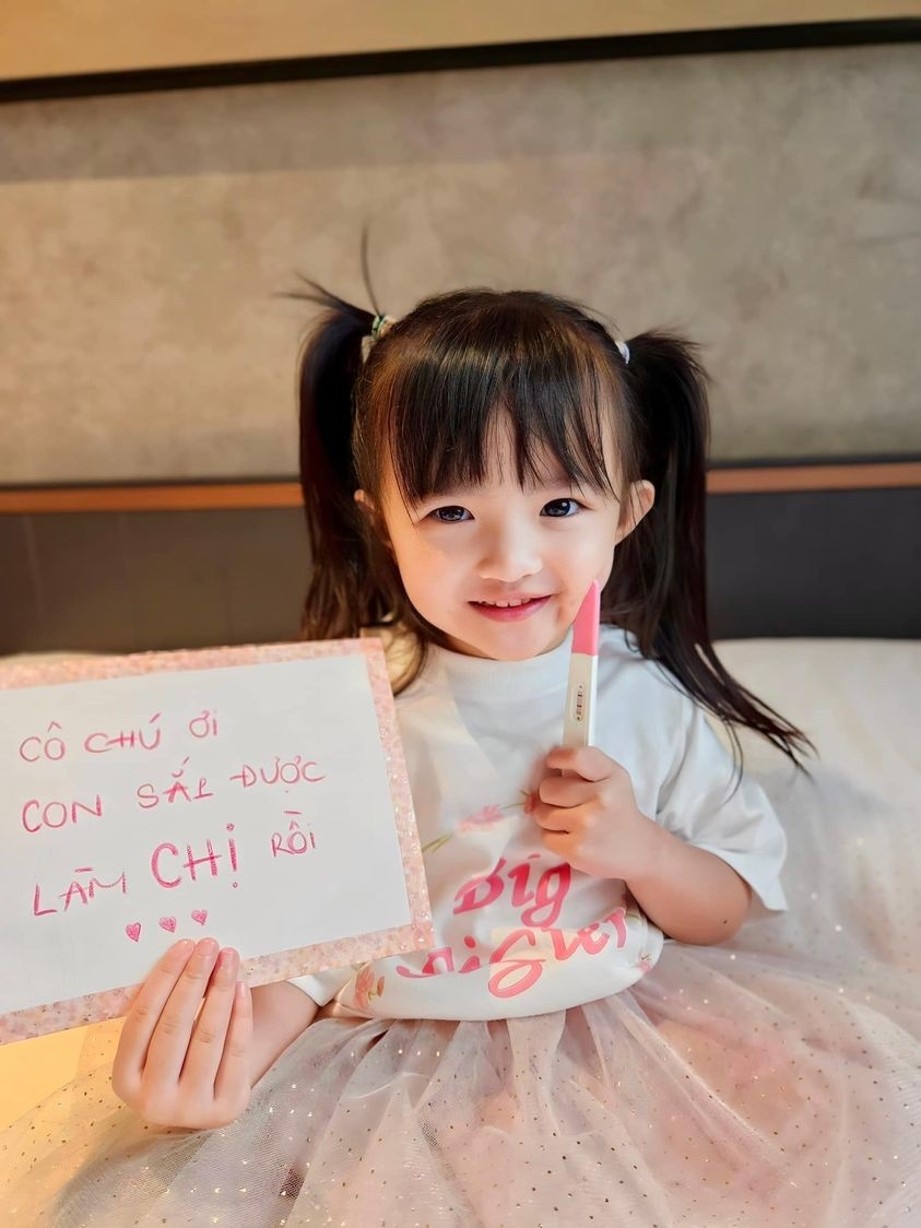 Con gái Đông Nhi báo tin mẹ có em bé, biểu cảm được lên chức của cực đáng yêu - Hình 1