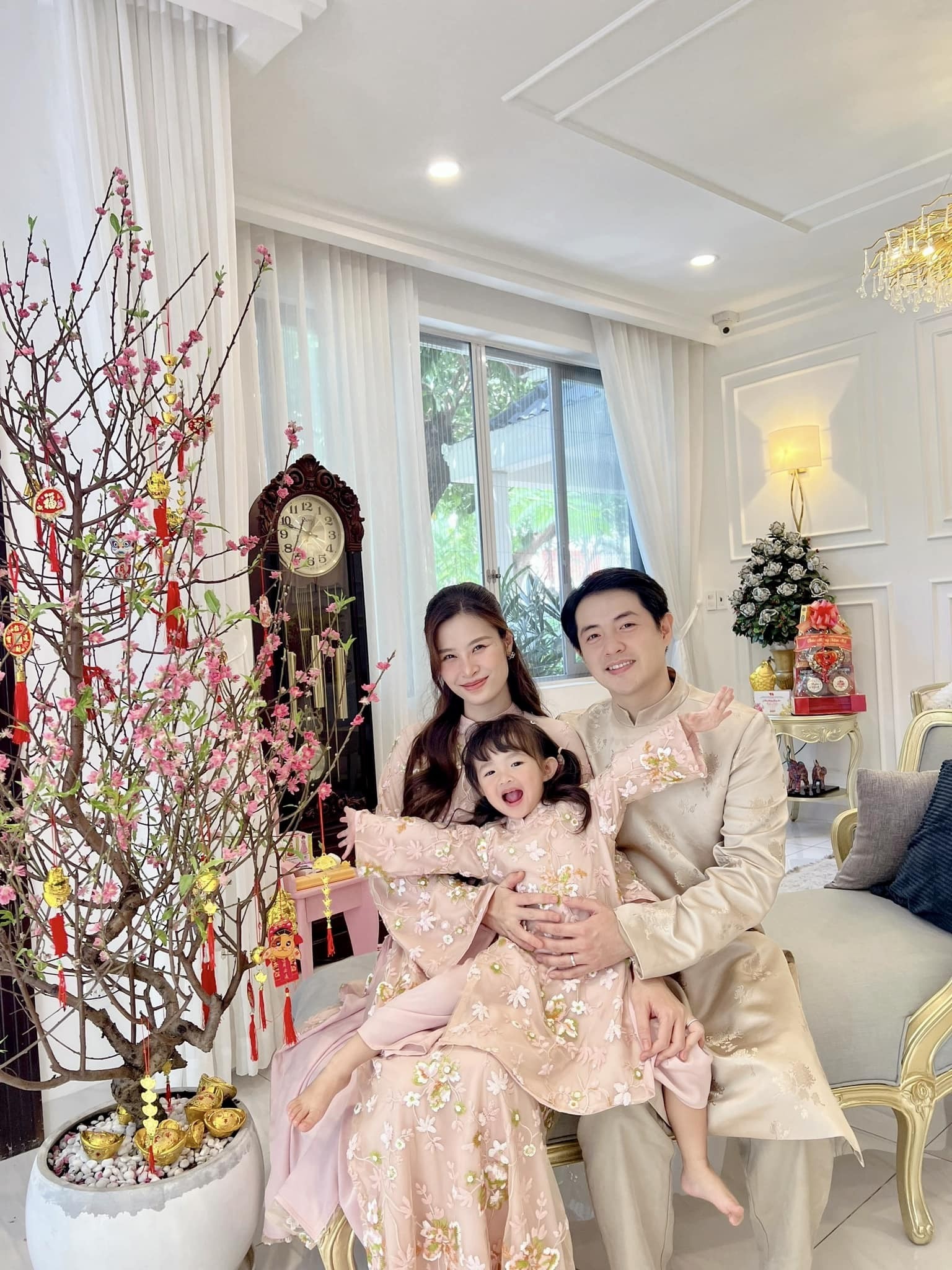 Con gái Đông Nhi báo tin mẹ có em bé, biểu cảm được lên chức của cực đáng yêu - Hình 6