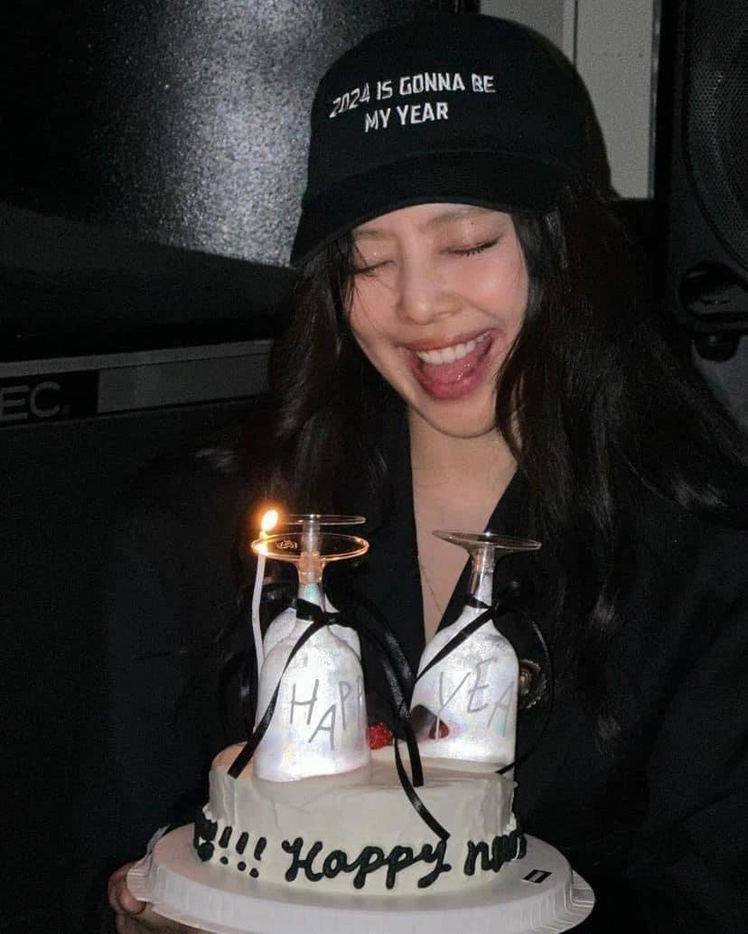 Jennie tham dự tiệc sinh nhật của The Weeknd, lộ hint chuẩn bị ra mắt siêu phẩm - Hình 1