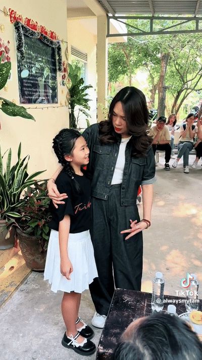 Bất ngờ gặp gỡ con gái cố diễn viên Mai Phương, Mỹ Tâm liền làm 1 chuyện khiến ai cũng xúc động - Hình 1