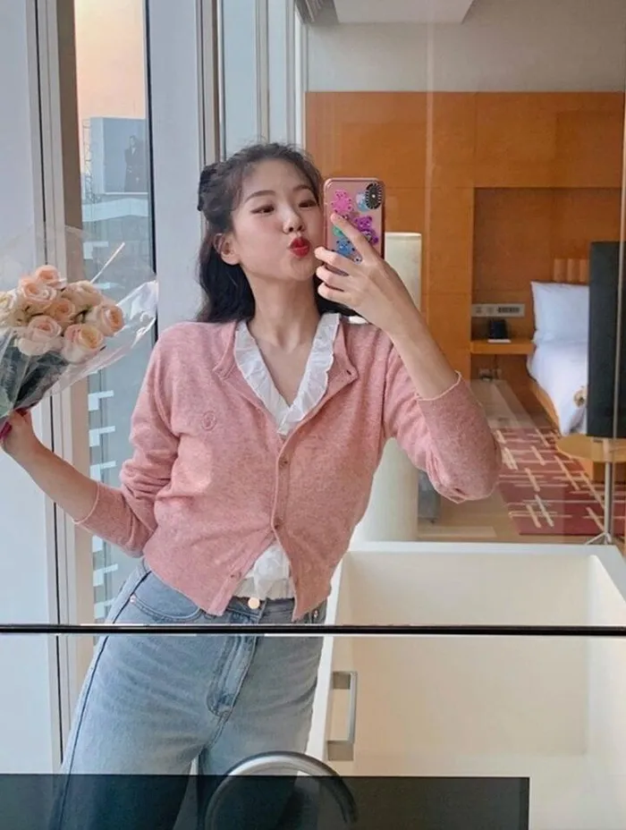 Cách diện áo cardigan xinh lung linh - Hình 2