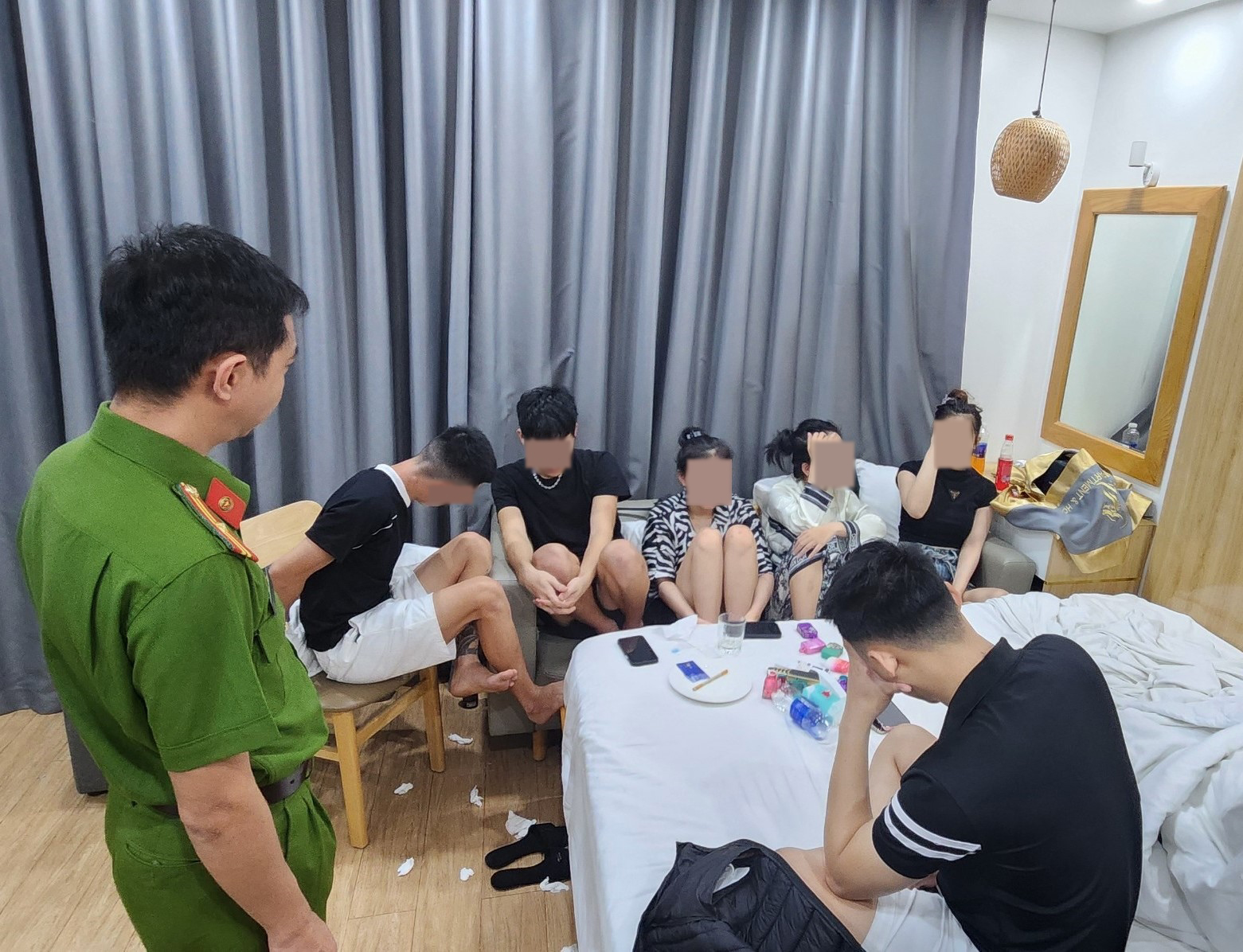 Đột kích, bắt nhiều nam nữ sử dụng ma túy, triệu tập quản lý khách sạn - Hình 1