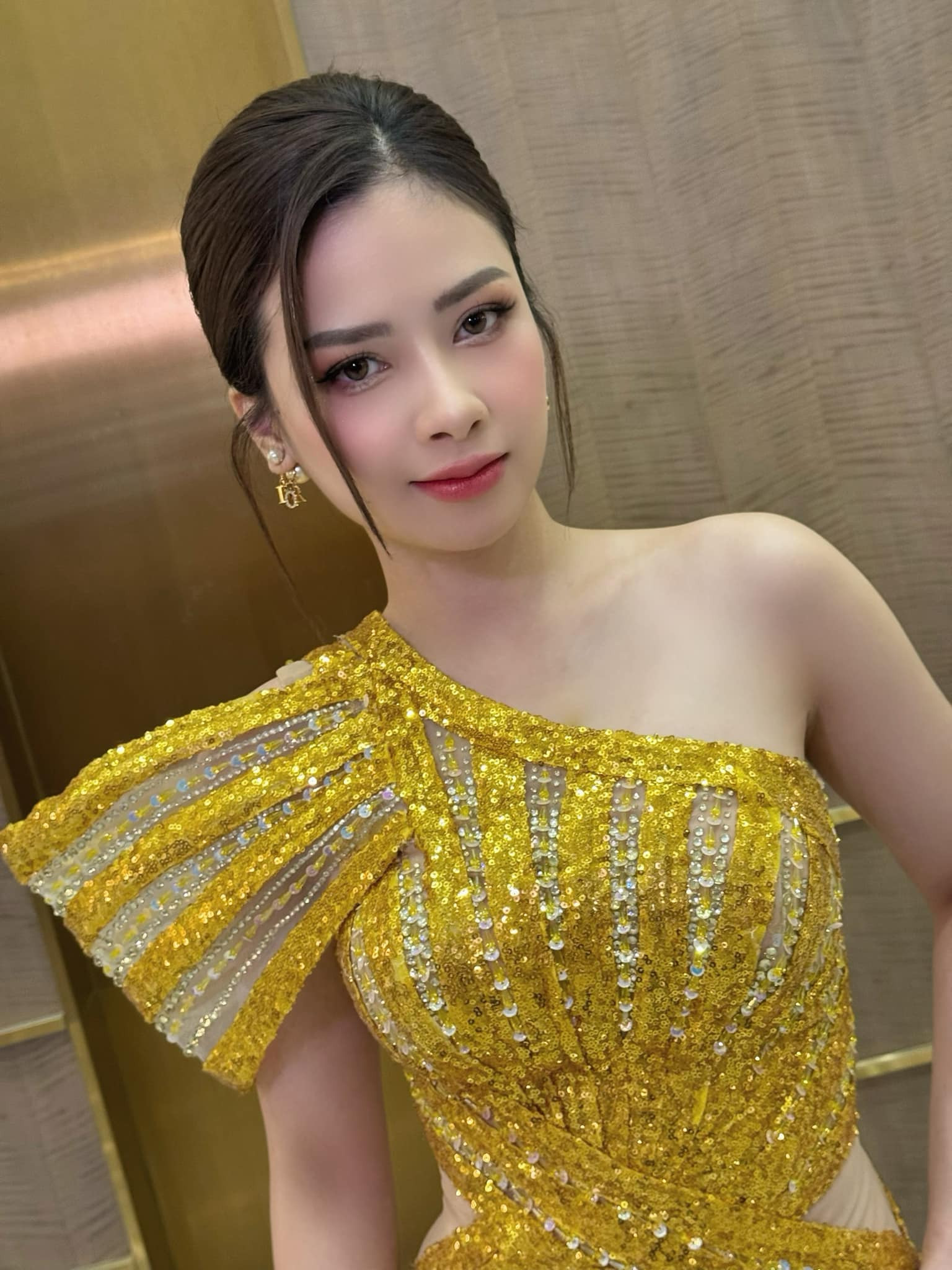 Lê Giang mừng Ngọc Trinh được pháp luật khoan hồng, Công Lý bảnh bao ra phố - Hình 9