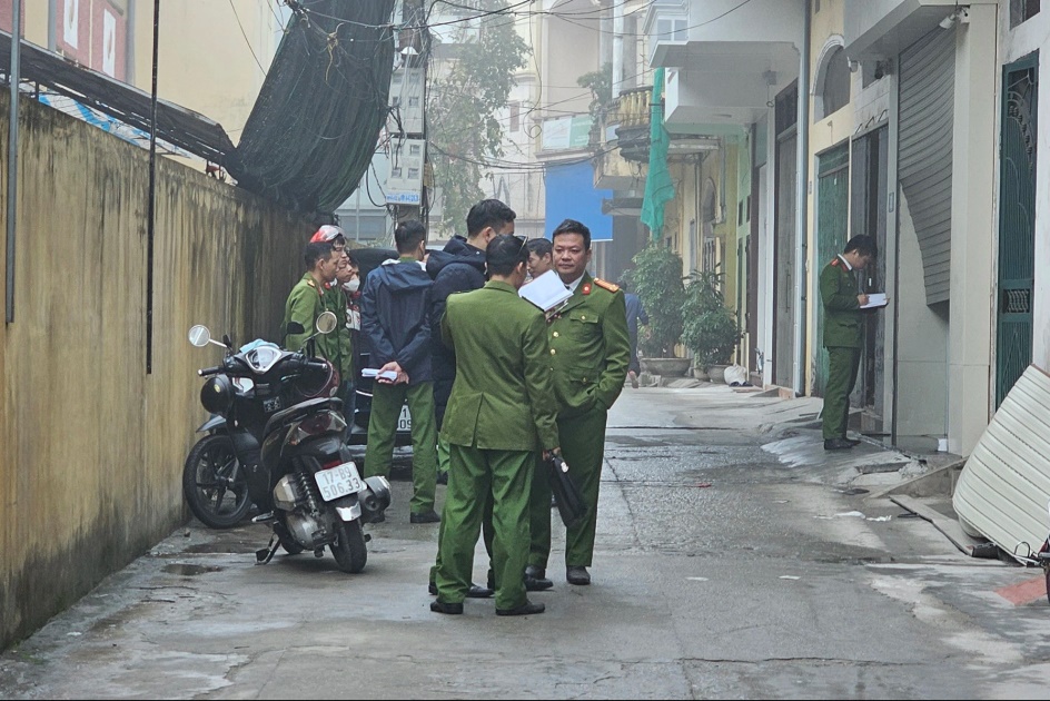 Nghẹt thở phá cửa cứu 3 mẹ con trong ngôi nhà cháy: Con bỏng nặng, mẹ hoảng loạn - Hình 1