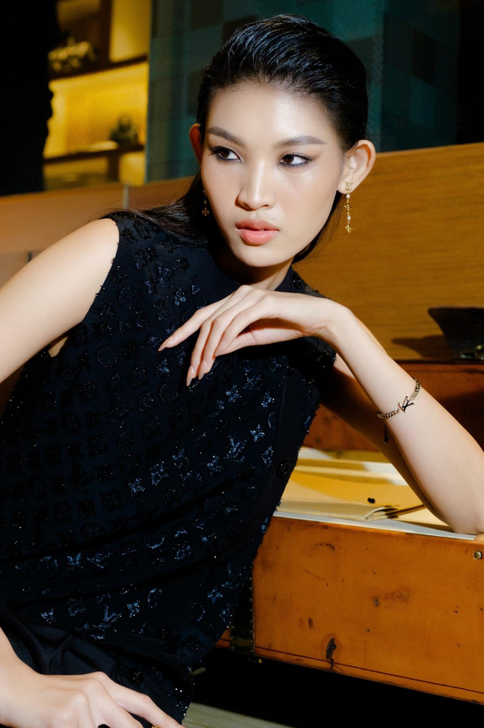 Quán quân The Face Vietnam Huỳnh Tú Anh xuất hiện đầy cá tính tại sân bay, lên đường tới kinh đô thời trang bậc nhất thế giới - Hình 6