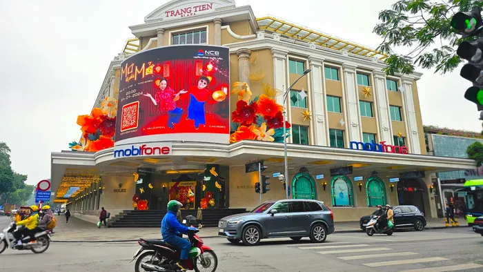 Trung tâm thương mại, phố phường Hà Nội trang hoàng rực rỡ đón Tết - Hình 5