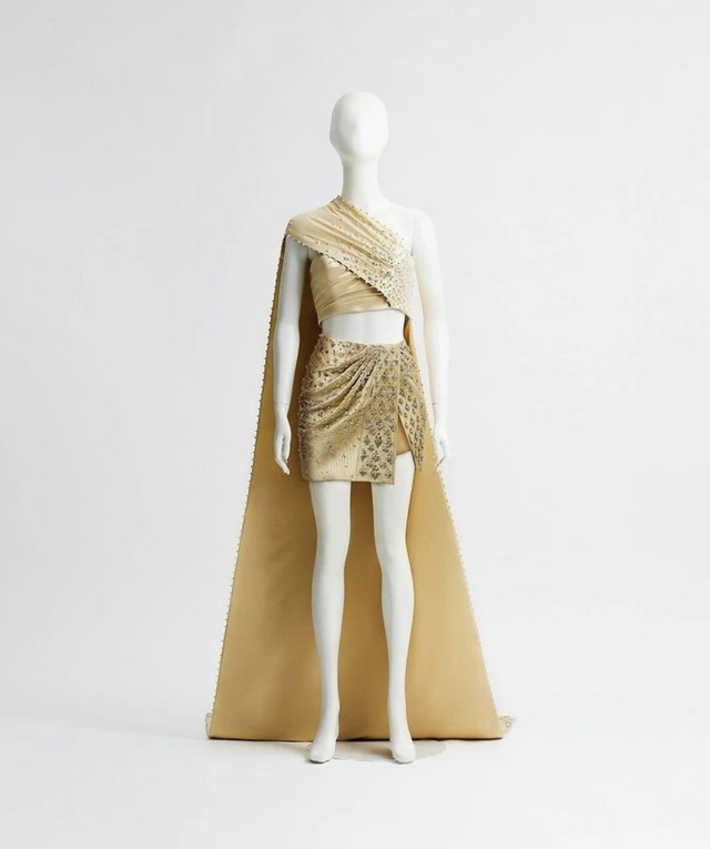 Vàng gold trở thành gam màu phong thủy trong sự nghiệp ca hát của Lisa - Hình 8