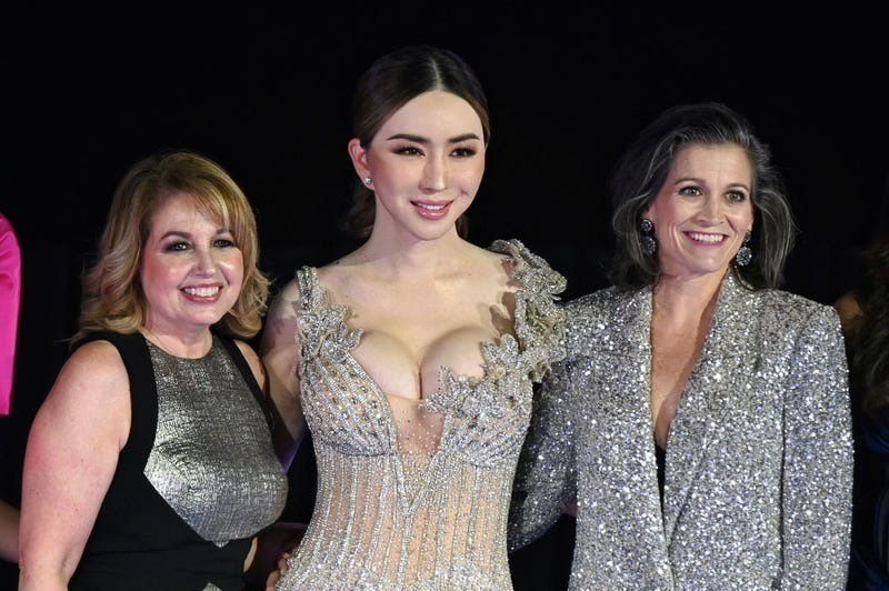 Cựu chủ tịch Miss Universe kiện nữ tỷ phú chuyển giới, phản bác tin mua bán giải - Hình 2