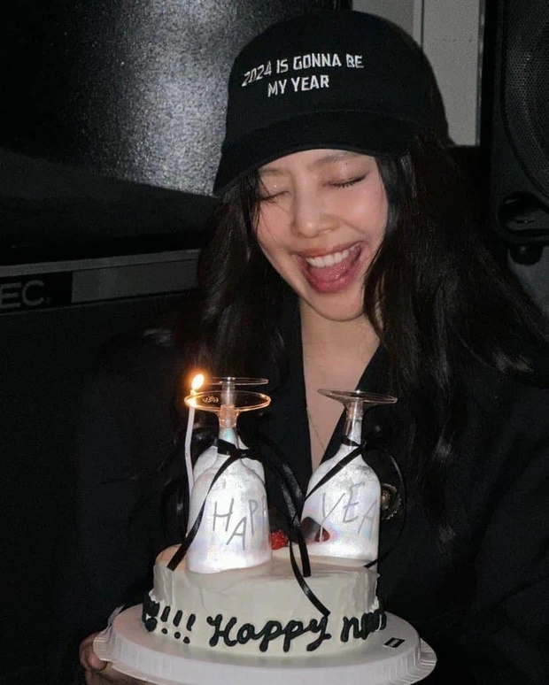 Jennie chạy show không nghỉ giữ danh tiếng vẫn bị Taeyeon (SNSD) leo lên đầu - Hình 4